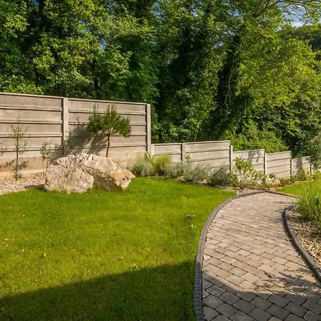 Alexandra Nyaraló *