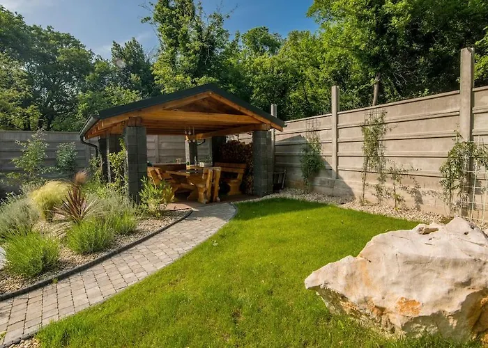 Alexandra Nyaraló Bakarac