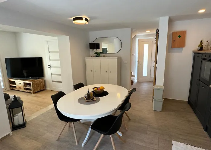 Alexandra Nyaraló *