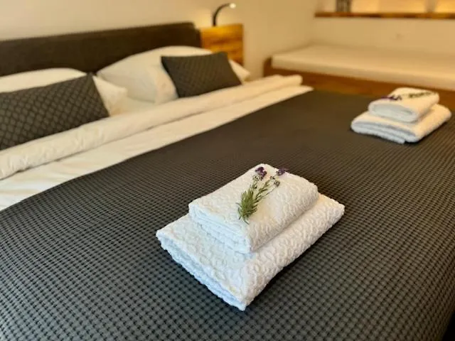 Alexandra Nyaraló *